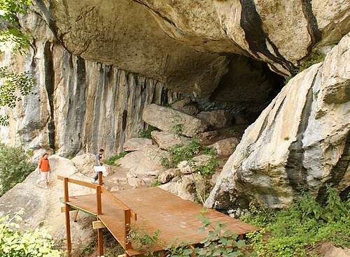 Pellumbas Cave