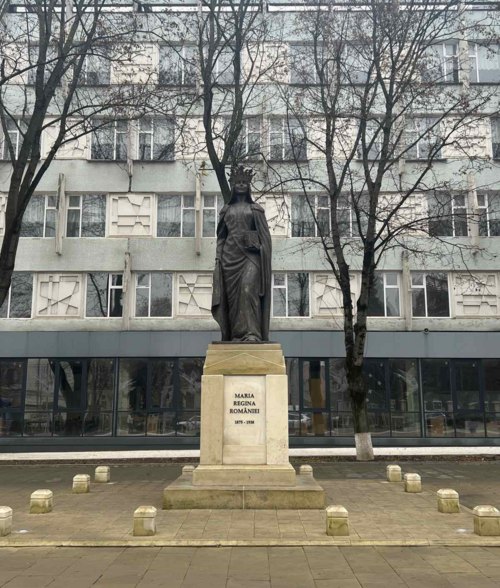 statue of Queen Maria
