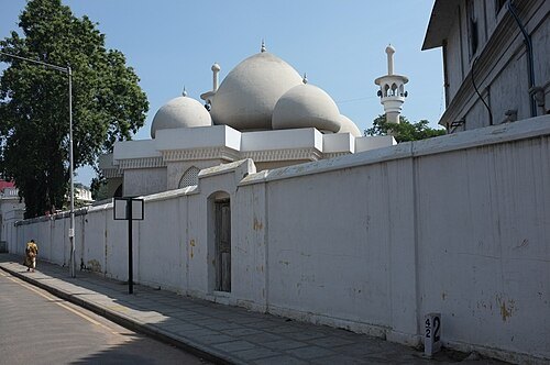 Thousand Lights Mosque (مسجد ألف نور)