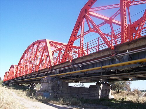 Puente Carretero y Ferroviario que une la ciudad de Santiago del Estero con La Banda