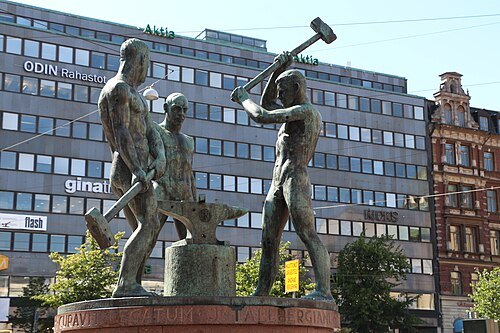 The Three Smiths statue