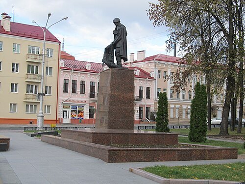 Memorial to fallen soldiers at Pracy Square