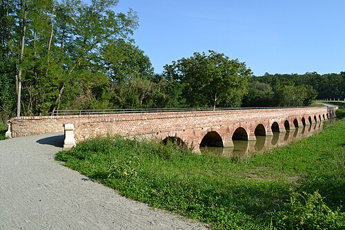 Cihlový most k Tichému ostrovu u Mikulova